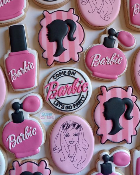 Hi Barbie! hi Ken! Se llegó... - Sugar Cookies by Gaby Ayala | Facebook Barbie Cookies, African Barbie, Heart Cookies Recipe, Barbie Cupcakes, Barbie Pool Party, Hi Barbie, Flower Cake Decorations, Barbie Birthday Cake, Fondant Flower Cake