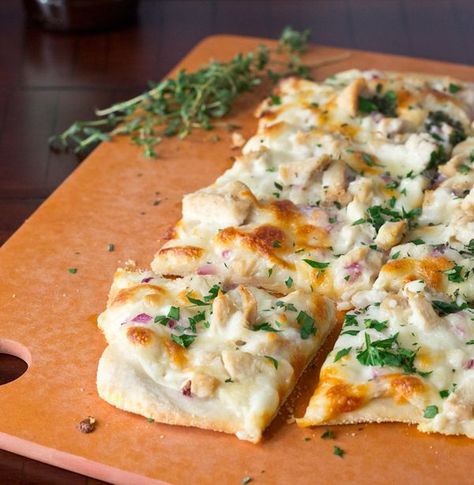 Roasted Garlic, Chicken & Herb White Pizza Herb Pizza, Chicken Alfredo Pizza, Garlic Bread Pizza, Alfredo Pizza, Roasted Garlic Chicken, Garlic Cream Sauce, White Pizza, Food Homemade, Healthy Pizza