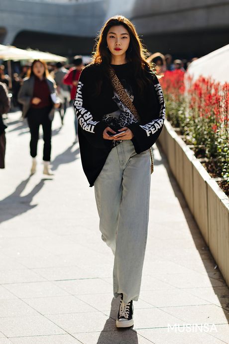 We're in an anti-skinny movement. Woman Outfit, Seoul Fashion Week, Seoul Fashion, Asian Street Style, Looks Street Style, Korean Fashion Trends, Mode Ootd, Mode Inspo, Inspired Outfits