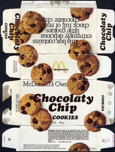 McDonald's - Chocolaty Chip Cookie box - 1981 by JasonLiebig, via Flickr Cookies Box, Biscuits Packaging, Pola Kotak, Cookie Boxes, Barbie Printables, Barbie Food, Paper Toys Template, Dollhouse Printables, Miniature Printables