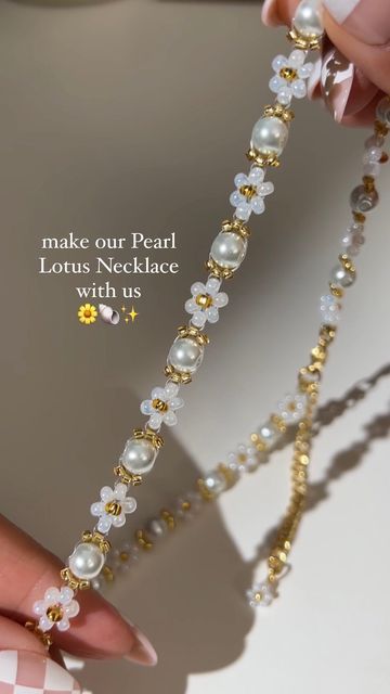 Glass Beaded Bracelets Aesthetic, Glass Pearl Necklace, How To Make Beads Necklace, Beaded Accessories Ideas, Necklace Making Ideas, Seed Bead Necklace Ideas, Pearl Necklace Diy, Diy Beaded Necklace, Aesthetic Beads