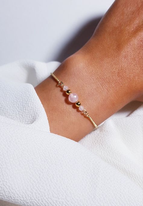 Rose Quartz Bracelet Gold Beaded Bracelet January Birthstone - Etsy South Korea Rose Quartz Bracelets, Chain And Bead Bracelet, Natural Beads Bracelet, Dainty Pink Bracelet, Bracelet Product Photography, Crystal Bracelet Ideas, Beads Bracelet Ideas, Romantic Bracelet, Chip Bead Jewelry