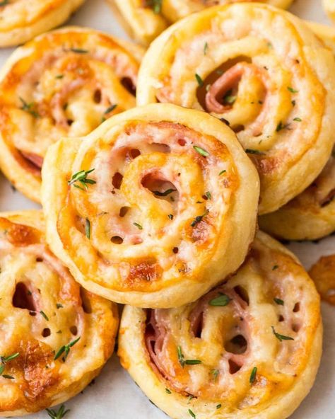 Super Easy Appetizers, Ham And Cheese Pinwheels, Pinwheel Appetizers, Cheese Pinwheels, No Cook Appetizers, Superbowl Appetizers, Pinwheel Recipes, Appetizer Dishes, Delicious Appetizer Recipes