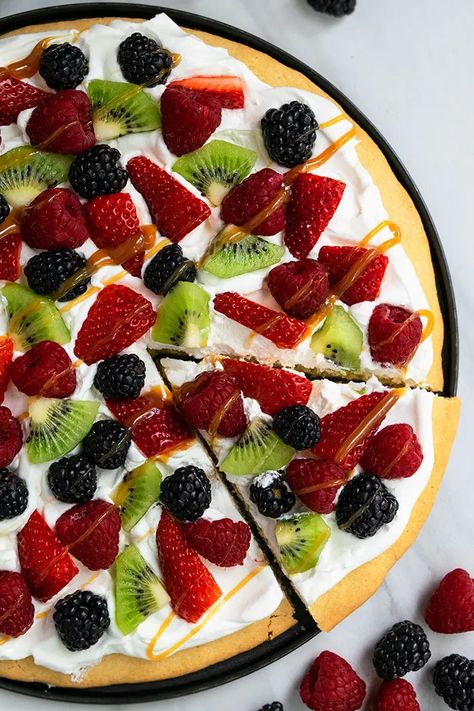 Easy Fruit Pizza {Ready in 30 mins} - CakeWhiz Fruit Pizza Topping, Sugar Cookie Pizza, Dessert Pizza Fruit, Easy Fruit Pizza, Sugar Cookie Crust, Fruit Pizza Recipe, Dessert Simple, Pizza Recipes Easy, Fruitcake Recipes