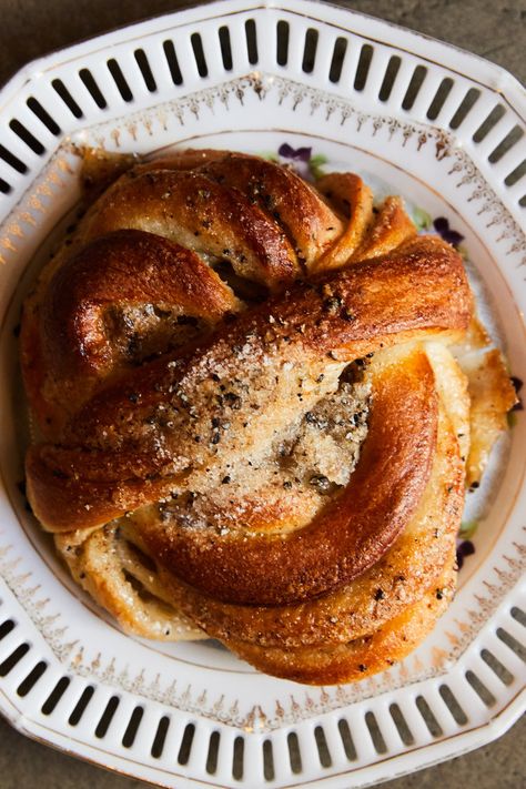 Scandinavian Sweets, Swedish Cardamom Buns Recipe, Cardamom Buns Recipe, Swedish Cardamom Buns, Creamy Chickpea, Food Sides, Cooking Projects, Cardamom Buns, Chickpea Pasta