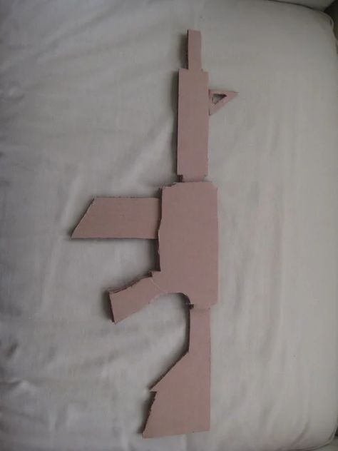 Cardboard Assault Rifle!: 5 Steps Cardboard Arts And Crafts, Cool Things To Do With Cardboard, Cardboard Halloween Crafts, Easy Cardboard Crafts For Kids, Cool Cardboard Crafts, Things To Do With Cardboard, Cardboard Knife, Things To Make Out Of Cardboard, Diy From Cardboard