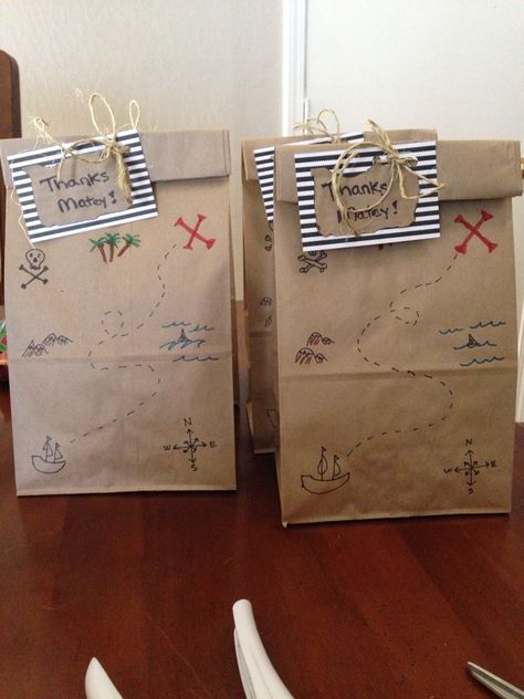 Pirate Party Gift Bags, Pirate Gift Bags, Pirate Gift Ideas, Pirate Party Bags, Pirate Favors, Favor Bags Diy, Island Birthday, Explorer Birthday Party, One Piece Birthdays