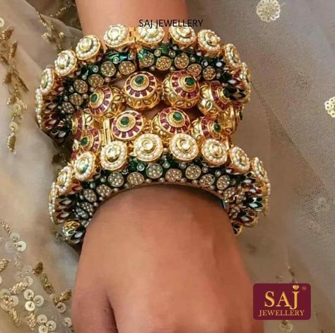 Meenakari Bangles, Gold Kada, Perhiasan India, Bridal Jewellery Design, Kundan Jewelry, Style Royal, Pearl Bangle, Stone Bangle, Bridal Bangles