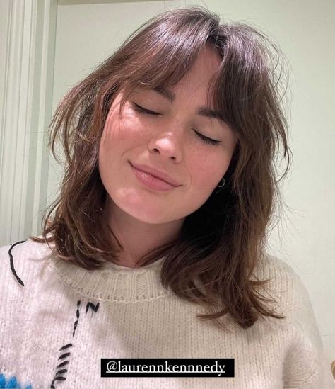 Bangs For Round Face, Short Brown Hair, Hair Stylies, Short Hair Haircuts, Short Hair With Bangs, Cut My Hair, Shoulder Length Hair, Aesthetic Hair, Hairstyles Haircuts