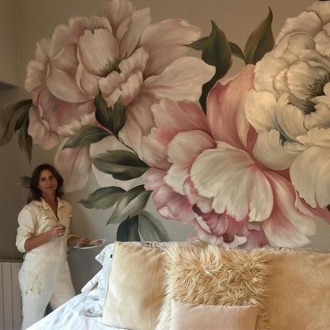 Fín - ✨💫 | Instagram Flower For Wall Decor, Peony Mural Wall Art, Flowers Mural Painting, Wall Paint Art Ideas, Wall Painting Art Ideas, 3d Wall Painting Art Ideas, Xmas Painting Ideas, Flower Mural Wall Paintings, Flower Wall Painting