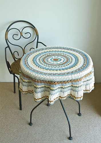 Stunning and inspiring, this round crochet tablecloth is spectacular and so much fun to make. Crochet Table, Crochet Table Runner, Crochet Tablecloth, Free Crochet Patterns, Table Runner, Free Crochet, Table Cloth, Crochet Patterns, Crochet