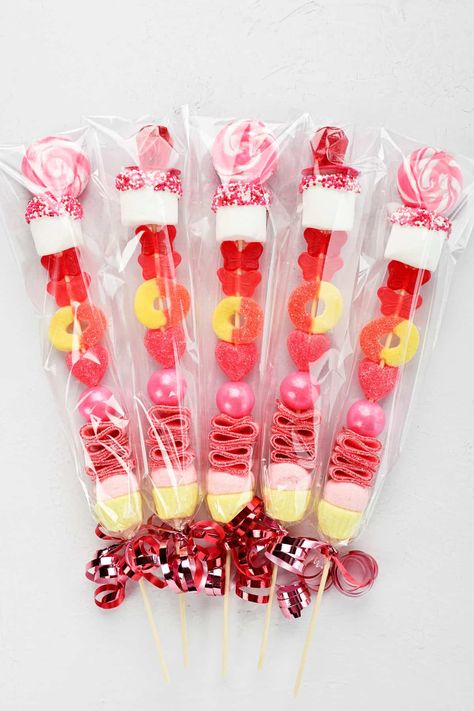 Sweet, colorful Candy Sticks are an adorable treat. Make candy kabobs with lollipops, marshmallows, and gummy candies for Valentine's Day! Best Desserts To Make, Gummy Candy Kabobs, Easy Fudge Recipe, Homemade Chocolate Truffles, Candy Wafers, Easy Fudge, Gunny Sack, Candy Kabobs, Gummy Candies