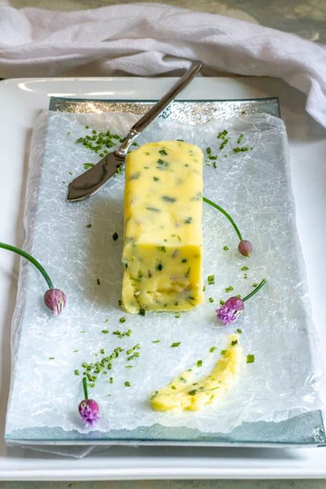 Herb Compound Butter, Chive Butter, Herb Blends, Flavored Butter Recipes, Butter Recipes Homemade, Compound Butter Recipe, Herb Butter Recipe, Champagne Taste, Flavored Butter