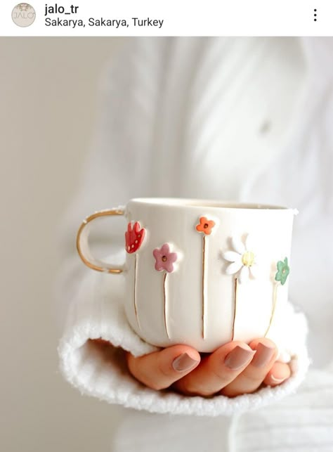 Ceramic Cups Handmade Mugs, Ceramic Cup Ideas, Pottery Coloring, Daisy Mug, Flower Pottery, Gold Mug, Ideas Ceramica, Ceramica Ideas, Handmade Cups