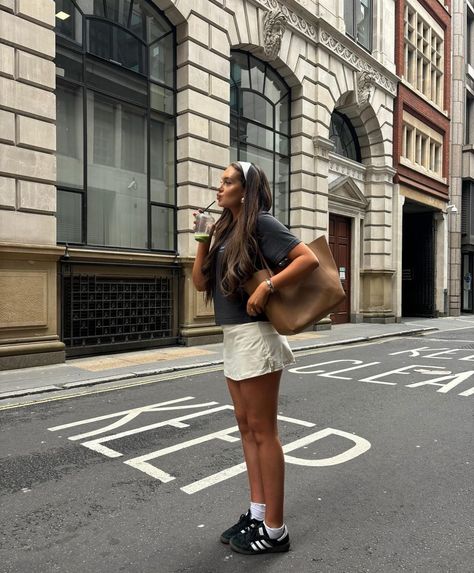 Traveling Aesthetic Outfits, Walking Around City Outfit, Nyc Cool Girl Outfit, Summer City Street Style, Tan Sneakers Outfit Summer, Short Skirts With Sneakers, City Girl Aesthetic Outfit Summer, In The Street Photoshoot, Casual Outfits Europe