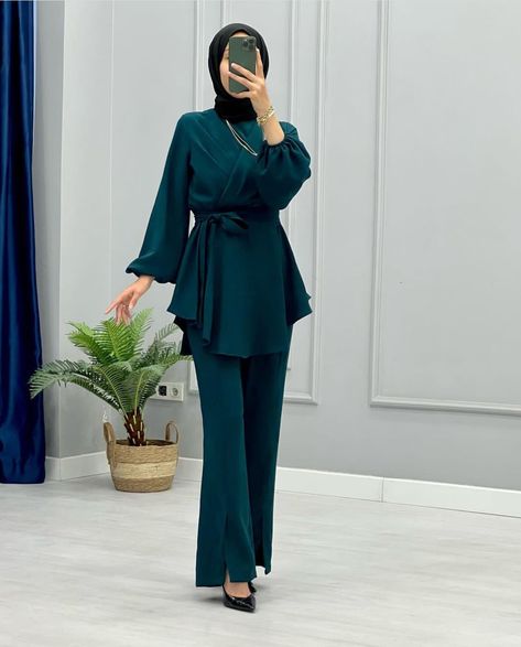 Suits For Women Hijab Fashion, Soiree Suits For Women Hijab, Graduation Suits For Women Hijab, Graduation Outfit For Hijabi, Graduation Modest Outfit, Formal Suits For Women Hijab, Islamic Graduation Outfit, Simple Soiree Blouses Hijab, Graduation Dress University Hijab