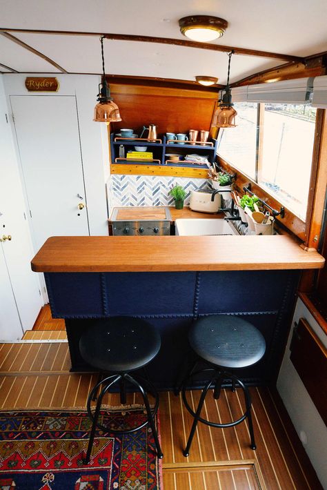 House Boat Living, Tiny Houseboat, Tiny House Kitchens, Boat Remodel, Small Houseboats, Boat House Interior, Houseboat Living, Sail Life, Living Room Images