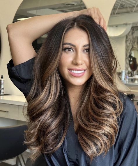 Balayage Hair Styles, Dark Brunette Balayage, Natural Hair Highlights, Brown Hair With Blonde, Dark Chocolate Brown Hair, Hair With Blonde Highlights, Hair Tricks, Bronde Hair, Brunette Balayage