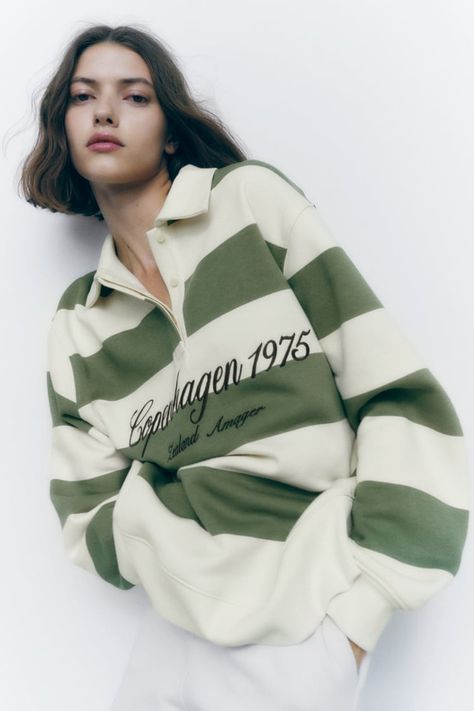 Zara Models, Khakis Outfit, Oversized Polo, Football Fashion, Pull Oversize, Stylish Hoodies, Trendy Hoodies, Polo Sweatshirt, Streetwear Fashion Women