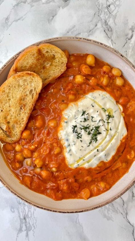 This healthy Indian-inspired One Pot Tomato and Chickpea Stew recipe is ready in just 25 minutes, perfect for busy weeknights! Chickpea Tomato Soup, Chickpea And Tomato Recipe, Chickpea Stew Vegan, Chickpea Meatballs, Easy Suppers, Homemade Spice Mix, Weeknight Recipes, Full Fat Yogurt, Chickpea Stew