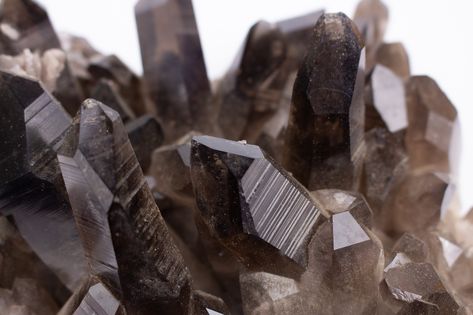 Smoky Quartz Meanings and Crystal Properties - The Crystal Council Smoky Quartz Properties, Zodiac Elements, Crystal Properties, Crystal Structure, Gem Mining, Earth Color, Power Crystals, Zodiac Sagittarius, Best Location