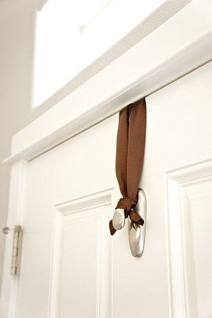 An upside-down hook can hold a wreath in place. | 31 Clever Ways Hooks Can Organize Your Entire Life Command Hooks, On Wallpaper, How To Hang, Can Organizer, Décor Diy, Front Door Decor, Door Wreath, Household Hacks, Door Hangers