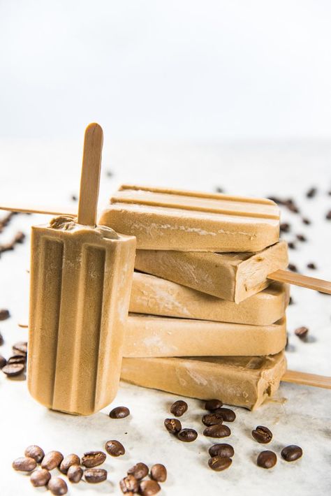 Coconut Milk Breakfast, Iced Coffee Popsicles, Coconut Milk Popsicles, Gastronomische Desserts, Creamy Popsicles, Milk Popsicles, Breakfast Popsicles, Coffee Popsicles, Vegan Popsicles