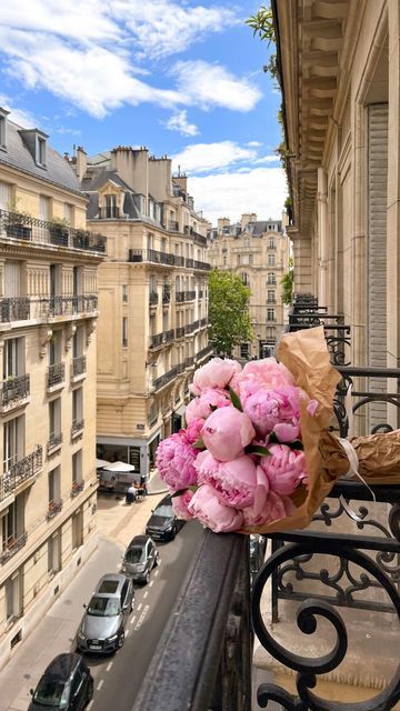 Peonies In Paris, Parisian Flowers, Flowers In Paris, Paris France Aesthetic, Peonies Wallpaper, Beautiful Peonies, Paris In Spring, Paris Flowers, Gorgeous Apartment