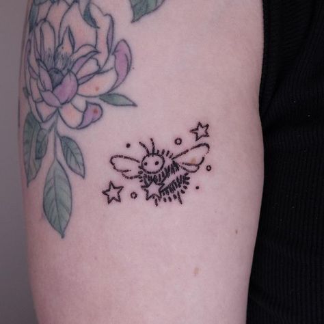 Cute Bee Design, Bee Movie Tattoo, Strawberry And Bee Tattoo, Cute Bumblebee Drawing, Small Cute Bee Tattoo, Bumblebee Tattoo Ideas, Bumble Bee Flower Tattoo, Funny Bee Tattoo, Bumblebee Tattoo Design