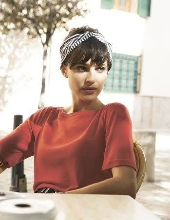 Why Parisian Style Is The Best Out There Headscarf For Short Hair, Bandana Bayi, Kort Pixie, Short Hair Accessories, 2023 Hairstyles, How To Wear Headbands, Club Hair, Bandana Hair, French Bob