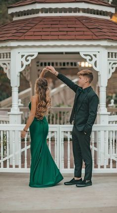 Couple Prom Pictures, Green Mermaid Prom Dress, Country Prom, Couples Prom, Prom Photography Poses, Couple Prom, Homecoming Poses, Hoco 2024, Prom Pictures Couples