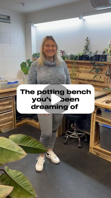 Lisa O’Neill - Interior Horticulturist on Instagram: "The potting bench you’ve been dreaming of Plant Lovers 🙌🏻 You asked for it, so let us know what you think in the comments ✨🌿

New Zealand’s best #pottingbench and every plant parents dream #pottingshed 

#potting #repotting #plants #plantlover #plantparent #plantsmakepeoplehappy #indoorplants #housplants #plantslover #plantsplantsplants #plantsofinstagram" Garden Shed Potting Bench, Plant Repotting Station, Diy Garden Potting Station, Gardening Tables Diy Potting Benches, Plant Pot Storage Ideas, Repotting Station, Garden Potting Station, Planting Station, Potting Benches Diy