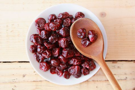 Dried cherries are a delicious, healthy snack, and it's easy to make them using a dehydrator. Here's how. Recipe Using Dried Cherries, Dried Cherry Recipes, Sour Cherry Recipes, Cherry Bread, Cherry Cookies, Dehydrated Fruit, Cherry Recipes, Healthy Oatmeal, Sour Cherry