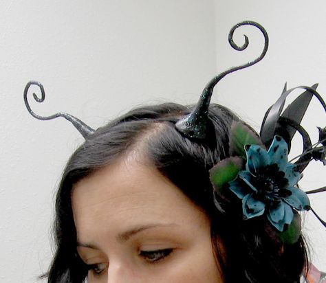 Diy Antenna Headband, Fairy Antenna, Alien Realistic, Butterfly Antenna Headband, Bug Alien, Dark Fairy Costume, Antenna Headband, Realistic Costumes, Fairy Headpiece