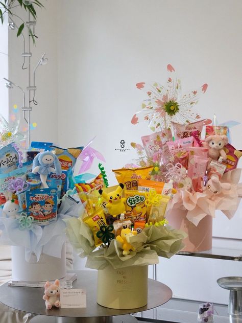 Gift Centerpiece Ideas, Bouquet Box Ideas, Snack Bouquet Ideas, Bloom Box Flowers, Gift Bouquet Ideas, Hamper Bouquet, Flower Candy Bouquet, Snack Box Gift, Snack Bouquet