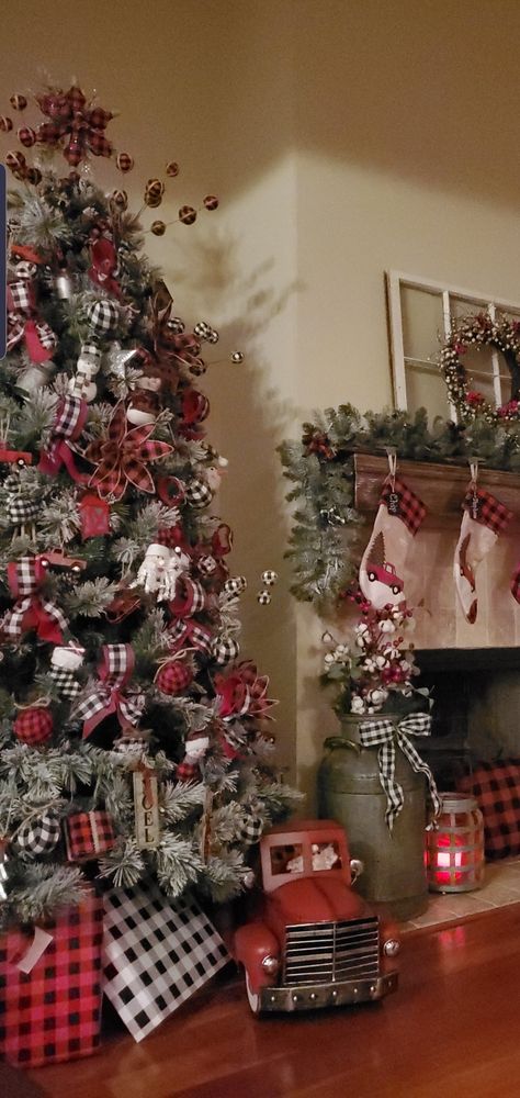 Christmas Tree Topper Rustic, Christmas Tree Inspiration Rustic, Flocked Christmas Trees Decorated, Christmas Tree Decorating Themes, Buffalo Plaid Christmas Tree, Plaid Christmas Decor, Plaid Christmas Tree, White Christmas Trees, Black Christmas Trees