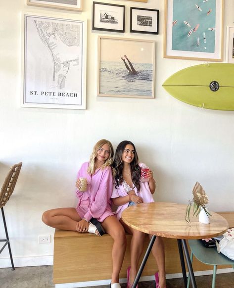 Coffee Date Pictures Friends, Coffee Shop Photoshoot Friends, Coffee Shop With Friends, Cute Coffee Shop Pictures, Girls Trip Photoshoots, Best Friends Photos Instagram, Beach Coffee Shop Aesthetic, Instagram Vibes Inspiration, Cute Coffee Pictures