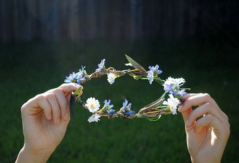 Imagen de flowers, crown, and hands Skai Jackson, Yennefer Of Vengerberg, The Ancient Magus Bride, Anne Shirley, Beltane, Anne Of Green, Anne Of Green Gables, Barbara Palvin, Green Gables