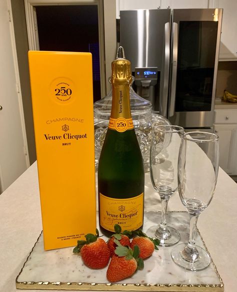 New Years Eve 2022!🥂🍾 Veuve Clicquot Rose Aesthetic, New Years Champagne Aesthetic, Veuve Champagne Aesthetic, New Years Eve Champagne, New Years Champagne Bottle, Veuve Clicquot Champagne, 26th Birthday, Wedding Vision, Alcoholic Beverages