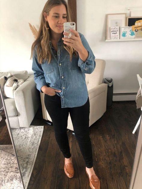 girl taking a selfie Plus Size Black Jeans Outfit, Denim Shirt Black Jeans, Black Jeans Outfit Spring, Black Jeans Outfit Ideas, Black Jeans Outfit Fall, Jean Shirt Outfits, Looks Camisa Jeans, Chambray Shirt Outfits, Denim Shirt Outfit