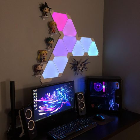 Gaming Pc Desk Setup, Nanoleaf Designs, Nanoleaf Lights, Laptop Gaming Setup, Pc Gaming Desk, Game Room Lighting, Small Game Rooms, Game Room Kids, Battle Station