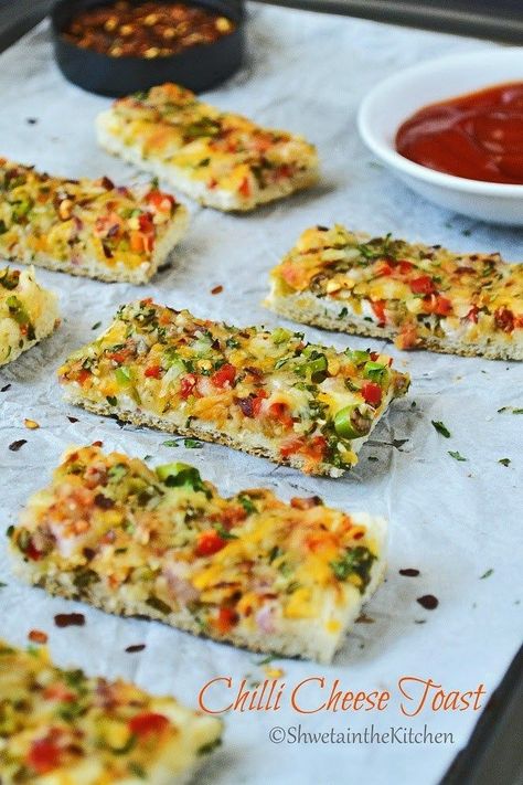 Chilli Cheese Toast Chilli Cheese Toast, Veg Snacks, Indian Appetizers, Quick And Easy Appetizers, Chaat Recipe, Cheese Toast, Best Cheese, Indian Street Food, Evening Snacks