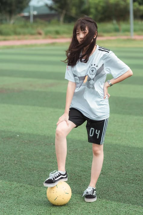 Girls Playing Football, Girls Football Outfit, Girl Football Player, Girl Playing Soccer, Soccer Poses, Tomboyish Outfits, Football Poses, Football Jersey Outfit, Girls Football