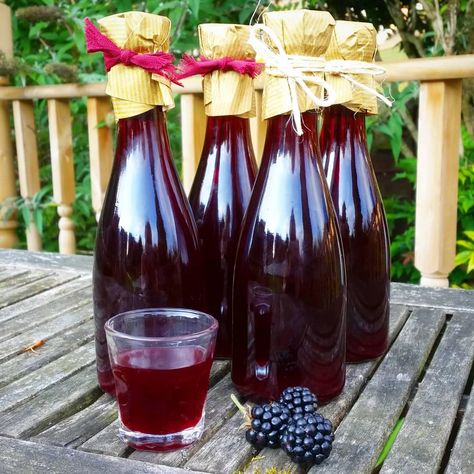 Blackberry Ideas, Blackberry Liqueur Recipes, Almond Nougat Recipe, Allotment Recipes, Homemade Booze, Homemade Liqueur Recipes, Vegetarian Empanadas, Liqueur Recipes, Homemade Liquors