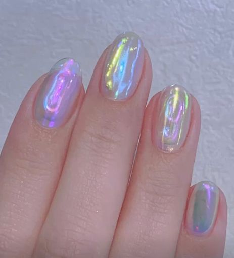 iridescent nails Mermaidcore Nails, Irridescent Nails, Fashion Outfits Fall, Holographic Nail Designs, Monochromatic Nails, Iridescent Nails, Hottest Nail Trends, Creative Nail Art, Opal Nails