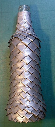 Dragon scales made out of duct tape. The instructions are for a bottle cover, but could be very useful for cosplay! Thor Costume, Bottle Cozy, Armor Cosplay, Thor Cosplay, Dragon Ideas, Diy Cosplay, Medieval Dragon, Duct Tape Crafts, Bottle Cozies