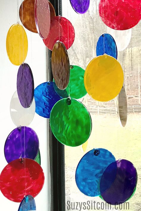 Create a beautiful sun catcher with glass paint Cd Suncatchers, Daycare Projects, Church Retreat, Beaded Suncatcher, Diy Stained Glass Window, Sister Crafts, Diy Suncatchers, Diy Staining, Window Crafts