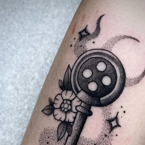 Mia on Instagram: "• Be wise, be brave, be tricky •  Coraline Key for @kelseyjade.a thank you again for always having great ideas!   To enquire please EMAIL (no DMs!!☺️): miabrowntattoo@gmail.com  . . #coraline #coralinekey #coralinejones #coralinekeytattoo #buttonkey #coralinefanart #blackwork #whimsica #fairytale" Coraline Key Tattoo, Serious Tattoos, Coraline Key, Coraline Tattoo, Key Tattoo, Coraline Jones, Be Wise, Be Brave, Coraline