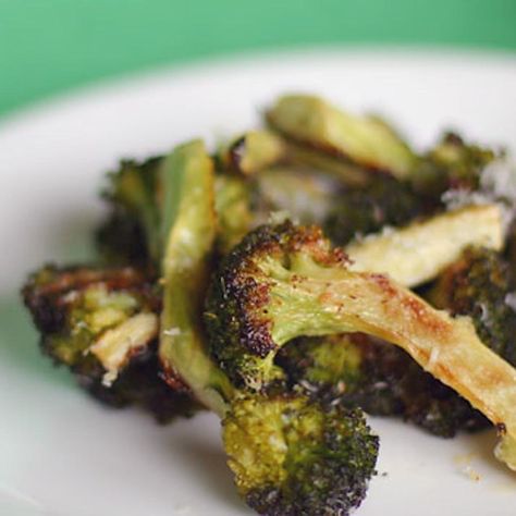 Oven-Roasted Broccoli in Foil Oven Roasted Broccoli, Roasted Broccoli Recipe, Grilled Broccoli, Garlic Roasted Broccoli, Fried Broccoli, Foil Pack Meals, Broccoli Recipe, Eat Veggies, Roasted Broccoli