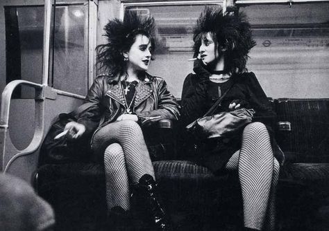 . I searched for this on bing.com/images Princesa Punk, Punks 70s, 1970s Punk, Chicas Punk Rock, Punk Mode, Cultura Punk, 1970s Hairstyles, Harry Clarke, Vintage Foto's